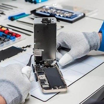 Técnico reparando celular